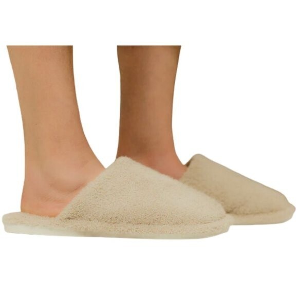 NWT Luxury Soft Solid Beige Slippers - Picture 3 of 7
